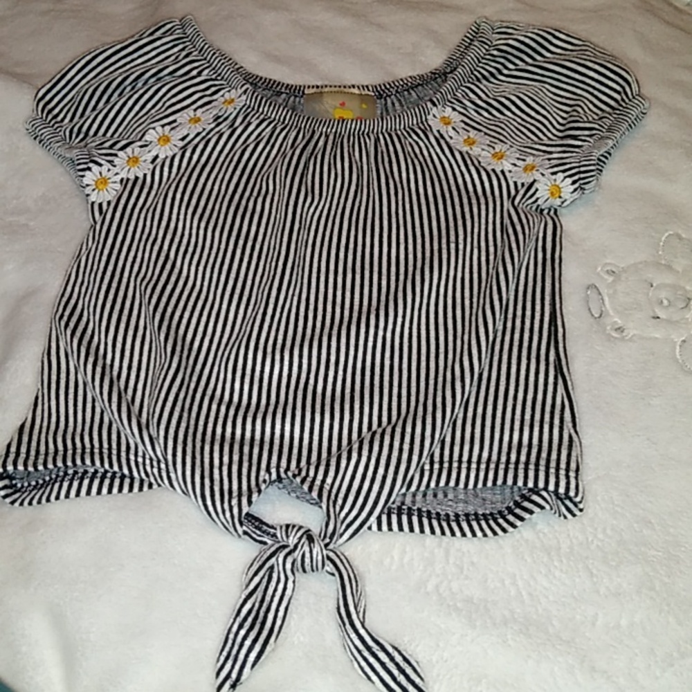 🌼 Girls Size 7 Daisy and Black & White Striped Shirt🌼